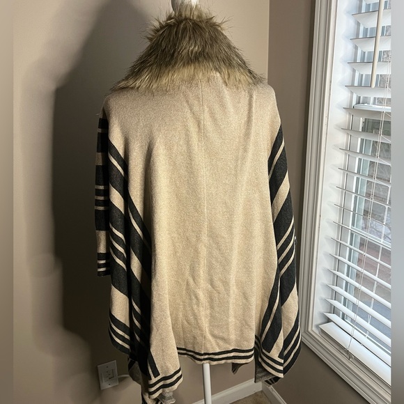 NWT Merona shawl with faux fur collar - Picture 5 of 16